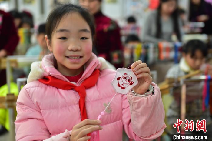 圖為一名小學(xué)生繡制的2022年北京冬奧會(huì)吉祥物“冰墩墩”形象?！∮髟屏?攝
