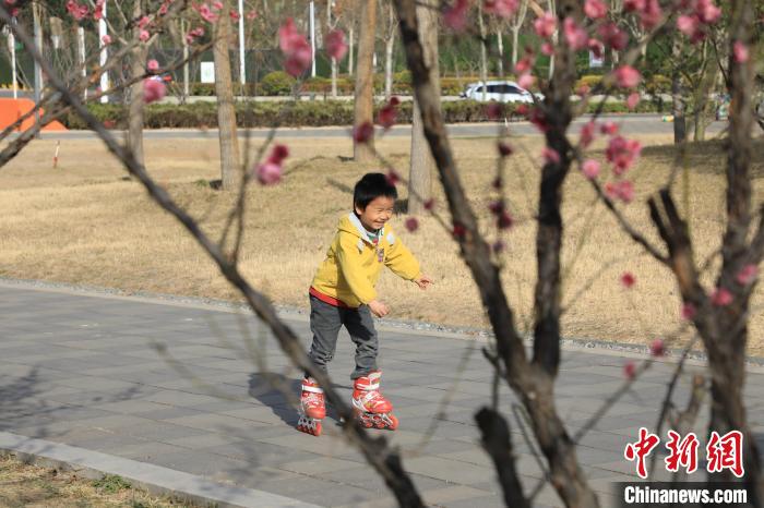 小朋友公園里玩耍。　鄧小強(qiáng) 攝