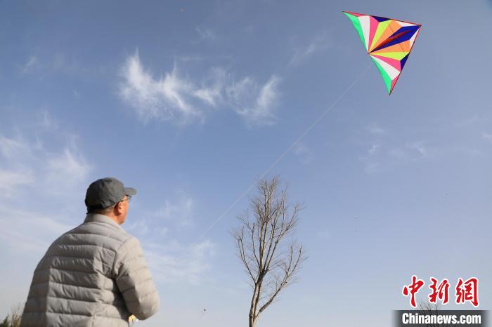 市民在放風(fēng)箏?！∴囆?qiáng) 攝