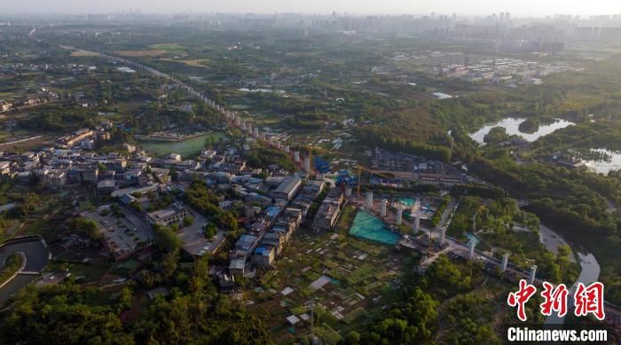 航拍正在建設(shè)中的成都至自貢高速鐵路成都段?！⒅铱?攝