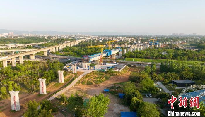 航拍正在建設(shè)的成都至自貢高速鐵路跨成都繞城高速公路連續(xù)梁施工現(xiàn)場(chǎng)?！⒅铱?攝