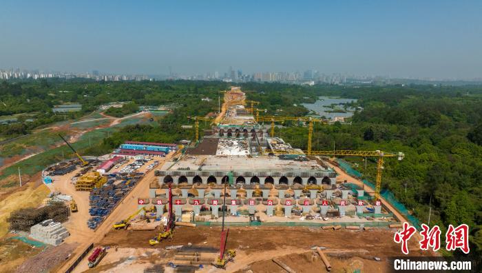加緊施工建設(shè)的天府站多線橋。　劉忠俊 攝