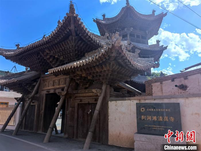 圖為集漢、藏、伊斯蘭風(fēng)格于一體的700年歷史的全國(guó)重點(diǎn)保護(hù)文物——阿河灘清真寺?！埡ｖ?攝