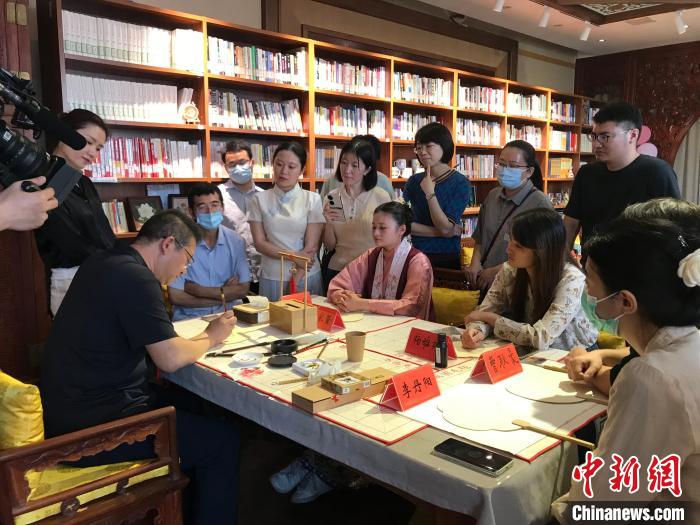 9月14日，“月動臨秋扇”中華傳統(tǒng)文化沉浸式體驗活動在北京紀曉嵐故居舉辦。 陳建新 攝 陳建新 攝
