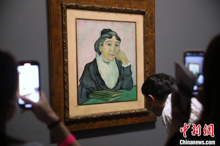 觀眾欣賞梵高畫作《阿爾勒婦女(吉努夫人肖像)》?！埡鄠?攝