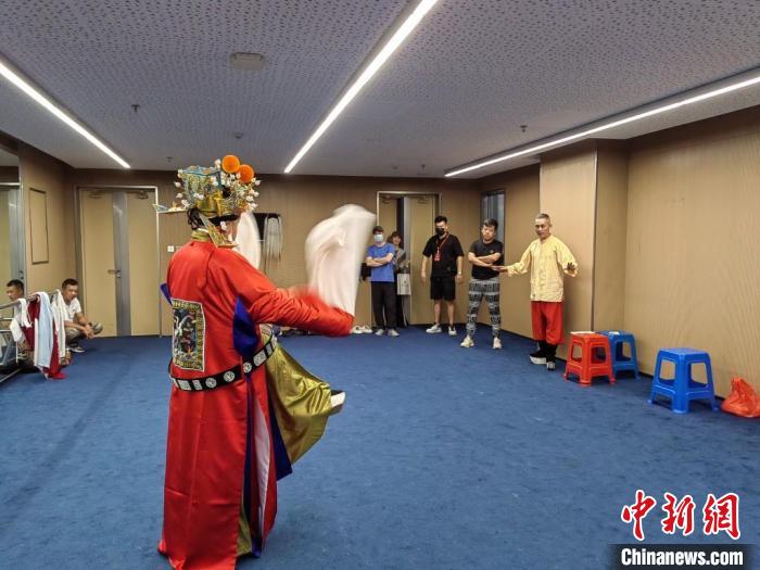 “天下第一團”正在進行練習(xí)。　昆山市文體廣電和旅游局供圖