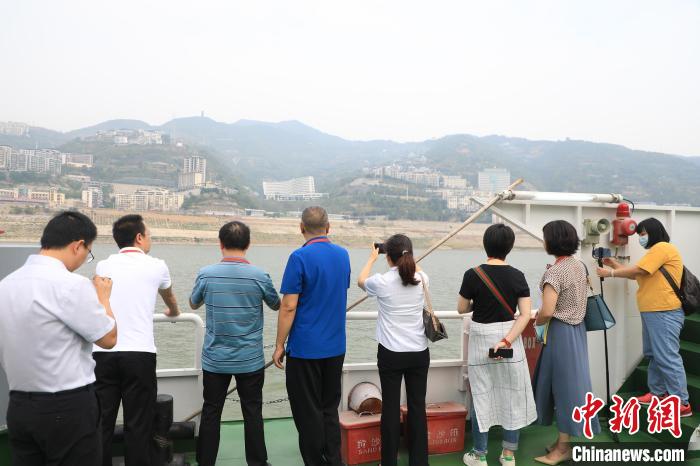 重慶市政協(xié)“同心聚力巴渝行”主題采訪團(tuán)15日走進(jìn)奉節(jié)，了解當(dāng)?shù)卣f(xié)委員護(hù)江成效?！×簹J卿 攝