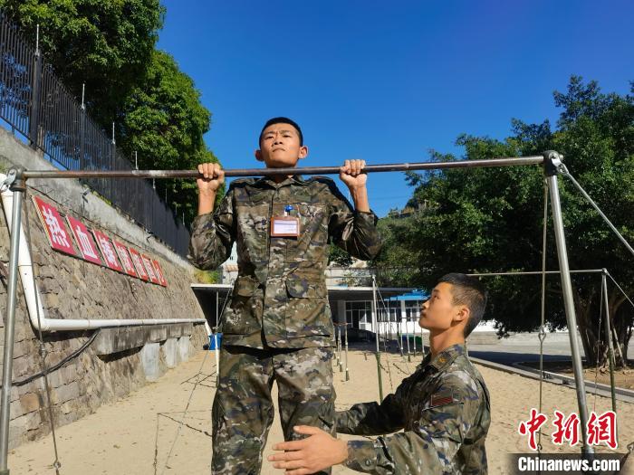 新兵尤云龍正在進(jìn)行器械訓(xùn)練?！●R濤 攝