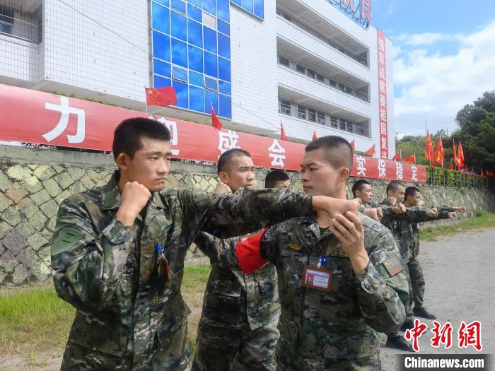 新兵尤云龍(左)不斷向一名合格軍人蛻變?！￡愴?攝