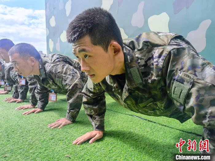 尤云龍正在和戰(zhàn)友進(jìn)行體能訓(xùn)練?！×志杆?攝