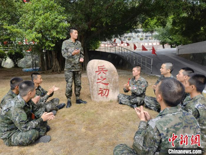 尤云龍為戰(zhàn)友講述父輩保家衛(wèi)國的故事?！＄姛樋?攝