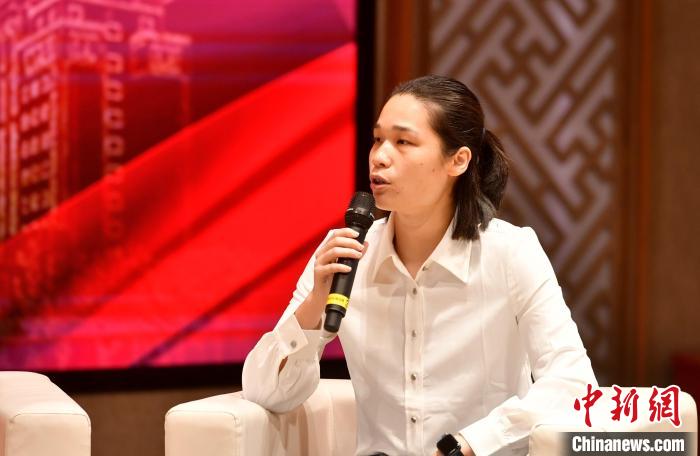 圖為林莉在福建師范大學(xué)分享會(huì)上發(fā)言?！蚊?攝