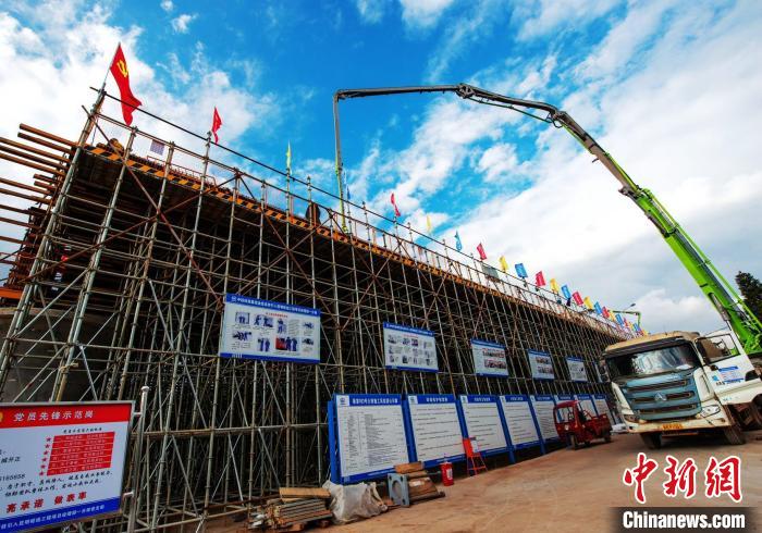 圖為渝昆高鐵云南段境內(nèi)首座大橋連續(xù)梁混凝土澆筑施工現(xiàn)場(chǎng)。　何呂鵬 攝