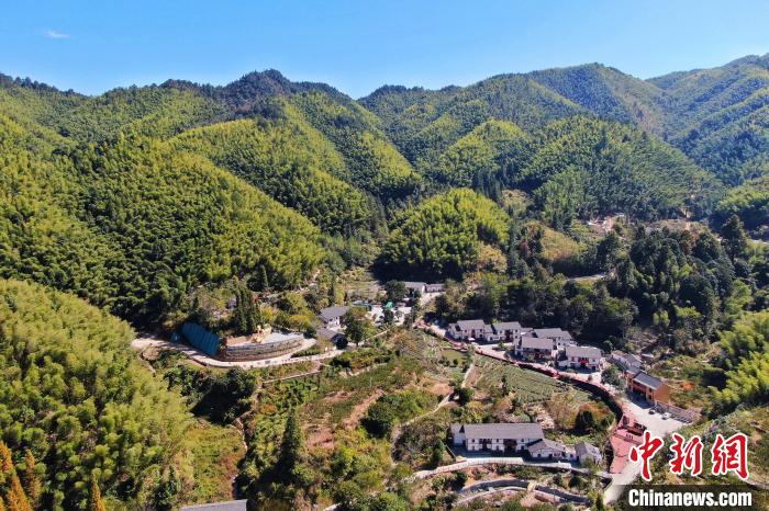 航拍江西井岡山市神山村，青山環(huán)繞，風(fēng)景秀美?！⒘?攝