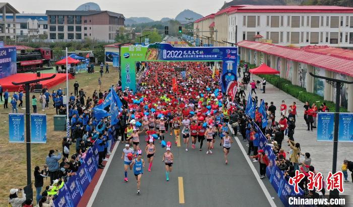 2022年龍虎山半程馬拉松鳴槍開(kāi)跑?！⒅剧?攝