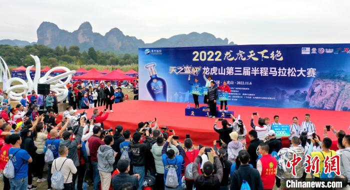 2022年龍虎山半程馬拉松鳴槍開(kāi)跑?！⒅剧?攝