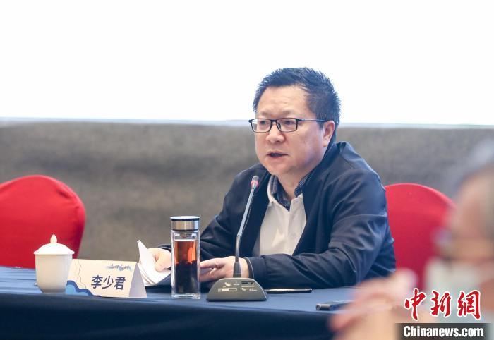 《詩刊》社主編李少君發(fā)言?！∠计挚h融媒體中心 供圖
