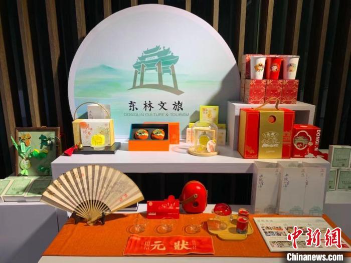 發(fā)展論壇現(xiàn)場(chǎng)展出的無錫城市文創(chuàng)作品?！O權(quán) 攝