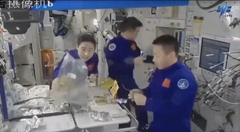 神舟十四號航天員在軌品嘗美食。圖片來源：中國載人航天工程辦公室官方微信