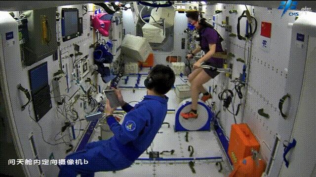 航天員在軌鍛煉。圖片來源：中國載人航天工程辦公室官方微信