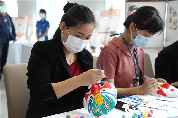 展覽會現(xiàn)場，泰國民眾體驗畫臉譜。人民網(wǎng)記者 趙益普攝