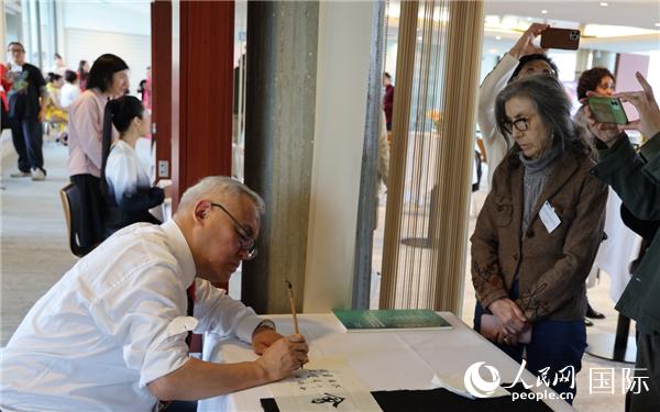 “聯(lián)合國中文日”慶?；顒由线M(jìn)行了書法等中國文化展示。人民網(wǎng)記者 尚凱元攝