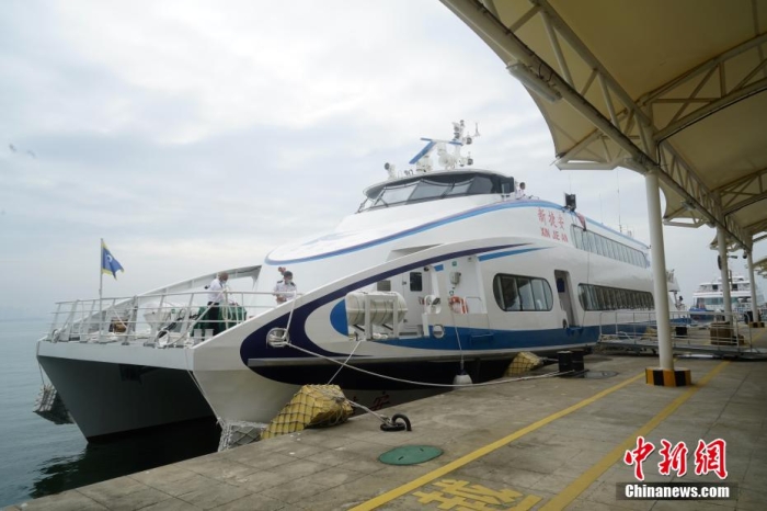 5月3日，“新捷安”輪載著157名乘客從廈門啟航前往金門，這是“新捷安”輪入列廈金航線后的首個航班。廈門海事局執(zhí)法人員對船舶進(jìn)行了全面的開航前檢查，確保首航安全?！靶陆莅病陛喛傞L43米、船寬10.5米、型深3.61米，載客量350人，是現(xiàn)有廈金客運(yùn)航線參營客船中載客定額最大的雙體穿浪高速客船，用以替換原有的“捷安”輪。福建海事 供圖
