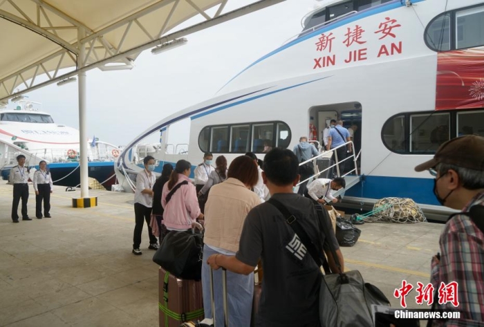 圖為乘客登船準(zhǔn)備從廈門啟航前往金門。福建海事 供圖