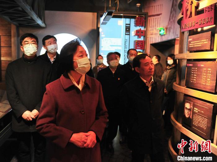 臺(tái)盟中央主席蘇輝近日率調(diào)研組赴吉林開(kāi)展重點(diǎn)考察調(diào)研。圖為在長(zhǎng)影舊址博物館考察吉林特色文化產(chǎn)業(yè)發(fā)展?！「啐埌?攝