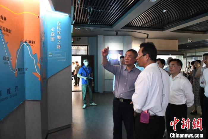 圖為蔡達峰一行在合浦漢代文化博物館考察?！×趾?攝