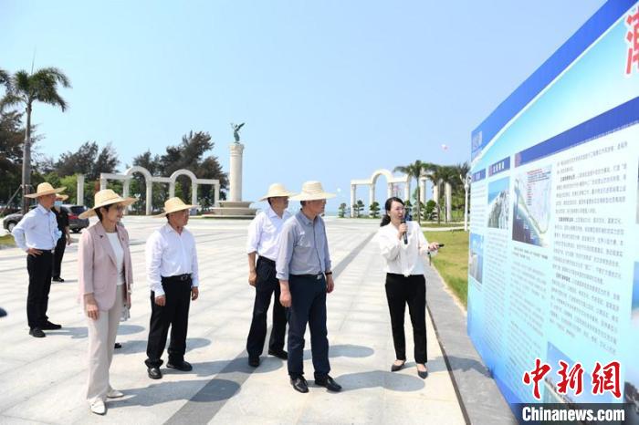 圖為蔡達峰一行了解北海銀灘景區(qū)改造提升工程情況?！×趾?攝