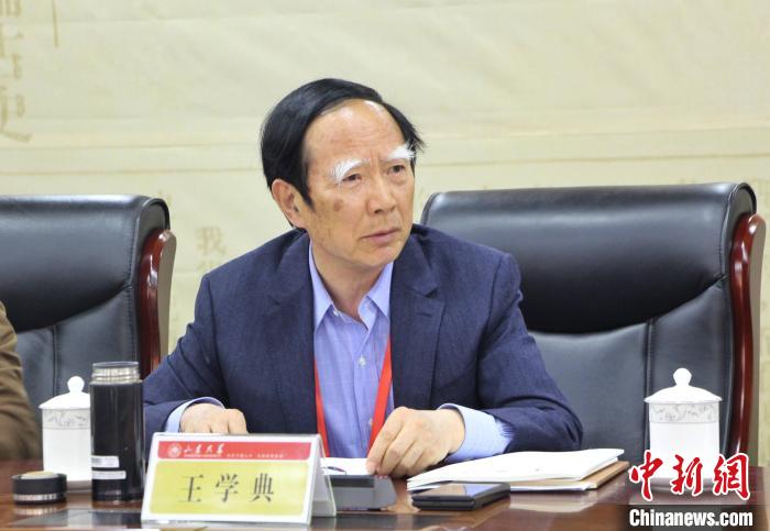 山東大學(xué)儒學(xué)高等研究院執(zhí)行院長、《文史哲》雜志主編王學(xué)典主持首場主題發(fā)言?！≮w曉 攝