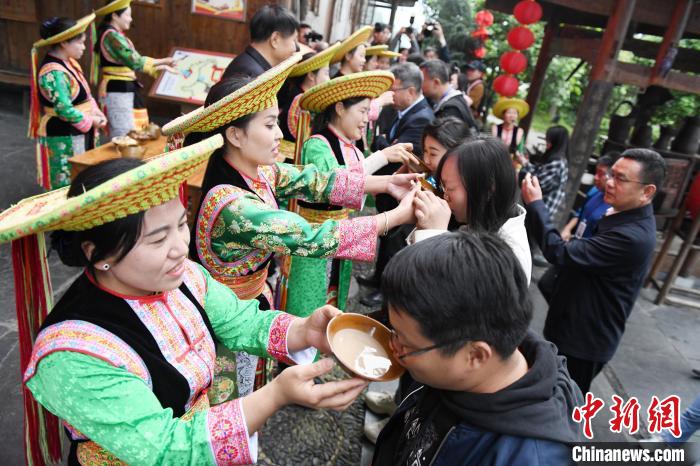 楓香瑤寨村民用攔門酒熱情迎接客人?！钊A峰 攝