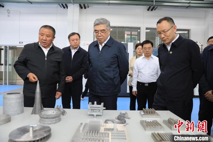民進(jìn)中央常務(wù)副主席朱永新率調(diào)研組赴四川開展重點考察調(diào)研。圖為在四川工程職業(yè)技術(shù)學(xué)院考察調(diào)研?！∶襁M(jìn)中央供圖