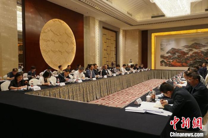 民進(jìn)中央主席蔡達(dá)峰近日率調(diào)研組赴江蘇開展重點考察調(diào)研。圖為在調(diào)研座談會現(xiàn)場。　民進(jìn)中央供圖