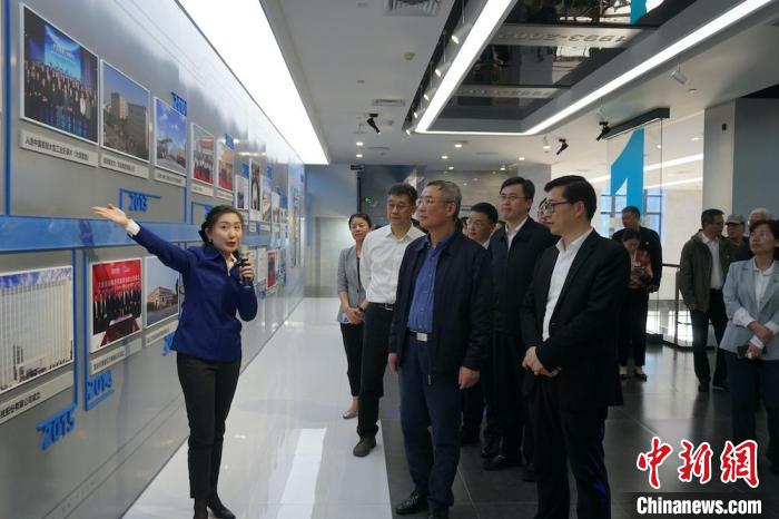民進(jìn)中央主席蔡達(dá)峰近日率調(diào)研組赴江蘇開展重點考察調(diào)研。圖為在江陰實地考察雙良集團(tuán)有限公司?！O權(quán) 攝