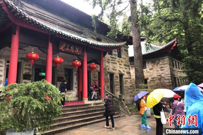 圖為在廬山抗戰(zhàn)博物館外，有不少等待參觀的游客?！蛆i泉 攝