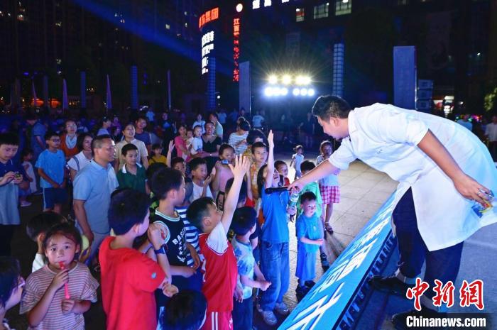 2023年鷹潭市“好奇心”科普節(jié)吸引了不少孩子踴躍參與?！≈鬓k方 供圖