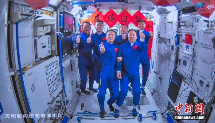 圖為神舟十五號航天員乘組與神舟十六號航天員乘組“全家福”。中國載人航天工程辦公室 供圖