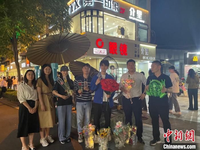 在東陽橫店，宣講團(tuán)導(dǎo)師、成員與橫店演員(右三)合影?！?東陽市融媒體中心 供圖