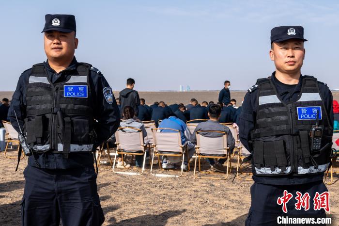 圖為承擔(dān)神舟十六號載人飛船安保任務(wù)的移民管理警察?！∨ｖ?攝