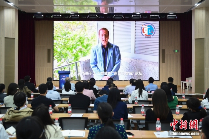 5月30日，<a target='_blank' href='/'>中新社</a>第二屆“東西問智庫”主題論壇在北京舉行，多位中外專家圍繞“AI革命與文明進(jìn)化”展開討論。圖為美國加州理工學(xué)院電氣工程和計(jì)算機(jī)科學(xué)教授、人工智能專家亞瑟·阿布-穆斯塔法通過視頻在論壇上作主旨演講。<a target='_blank' href='/'>中新社</a>記者 田雨昊 攝
