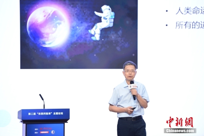 5月30日，<a target='_blank' href='/'>中新社</a>第二屆“東西問智庫”主題論壇在北京舉行，多位中外專家圍繞“AI革命與文明進(jìn)化”展開討論。圖為北京大學(xué)新聞與傳播學(xué)院教授胡泳在論壇上作主旨演講。<a target='_blank' href='/'>中新社</a>記者 田雨昊 攝