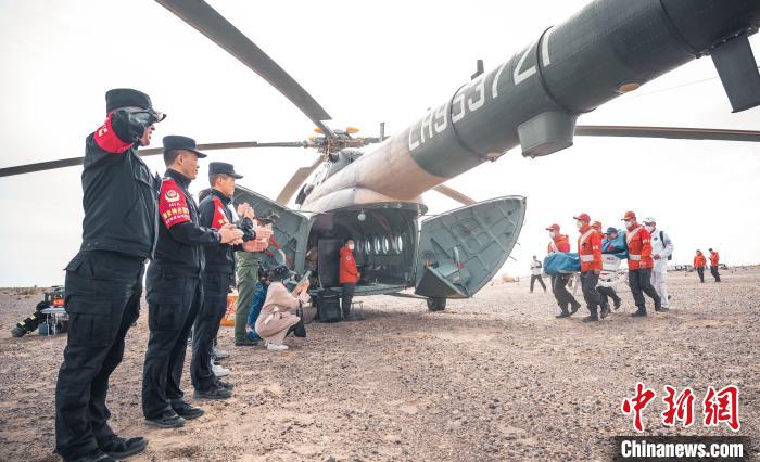 圖為阿拉善邊境管理支隊民警目送航天員登機離開?！缇?攝