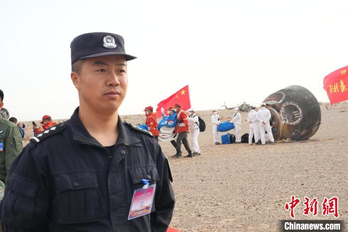 圖為阿拉善邊境管理支隊民警在著陸場開展安保工作?！埥?攝