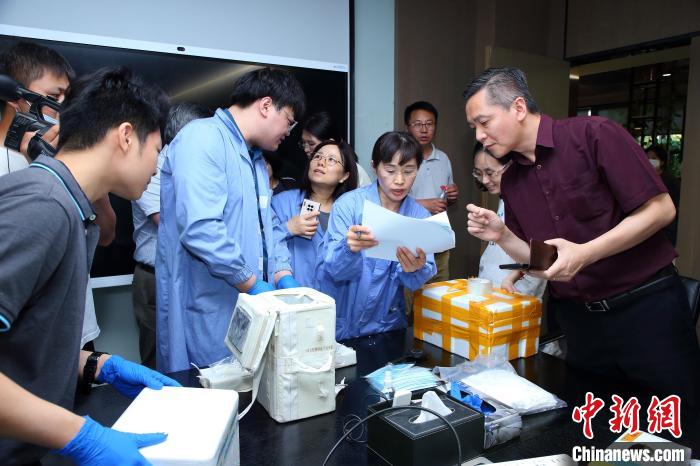 科研人員清點、查看隨神舟十五號返回地面的空間科學(xué)實驗樣品。　中科院空間應(yīng)用中心 供圖