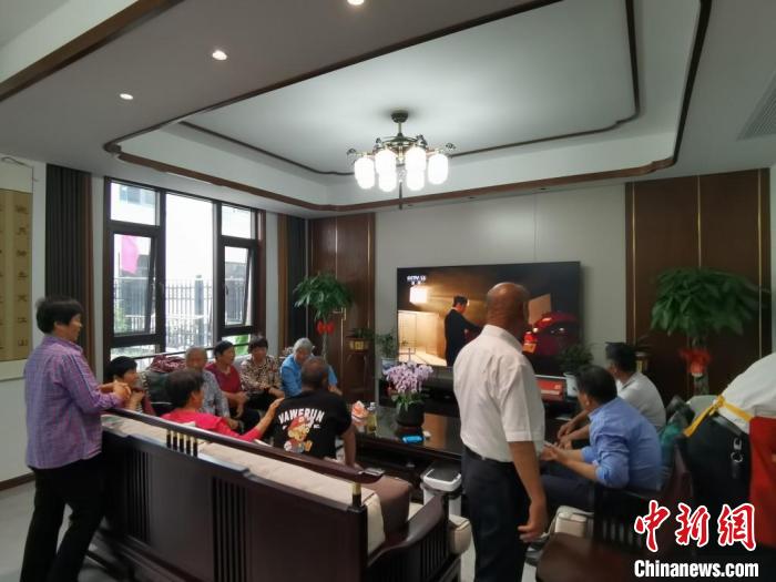 親友們集中在費俊龍家中觀看返程的視頻?！＄娚?攝