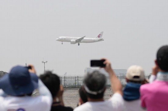 5月28日，C919首個(gè)商業(yè)航班東航MU9191飛抵北京首都國(guó)際機(jī)場(chǎng)。新華社記者鞠煥宗攝