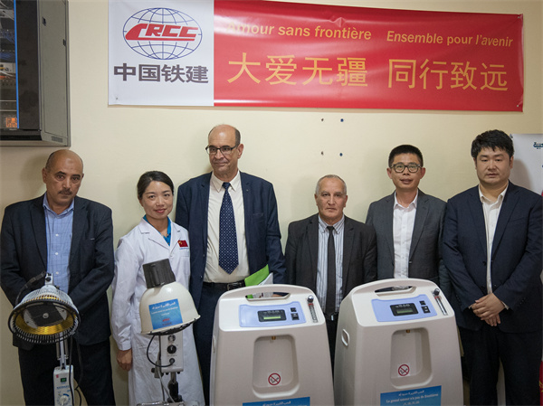 中國鐵建阿爾及利亞公司向當?shù)蒯t(yī)院捐贈醫(yī)療物資。鐵建國際供圖