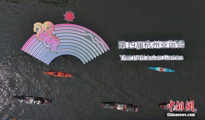 資料圖為烏篷船和皮劃艇從杭州亞運(yùn)會(huì)標(biāo)識(shí)前劃過。王剛 攝